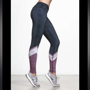 ALO Yoga Women's High Air Brushed Leggings - Dark Gray and Purple  7/8  XXS